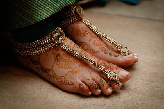 Bridal Fashion: दुल्हन के लुक को पूरा करेंगे ये लेटेस्ट Toe Ring डिजाइन्स -  anklet with toe ring designs for brides-mobile