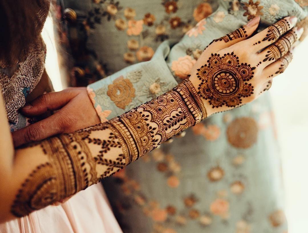 This bride's King and Queen Mughal mehendi is trending and you can't miss  the henna design | The Times of India