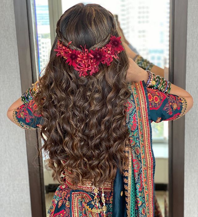 Photo of pretty mehndi hairstyle ideas