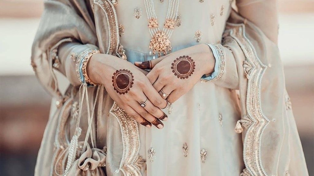 Bracelet tattoo design 😍 | Simple henna tattoo, Mehndi designs for hands, Mehndi  designs for fingers