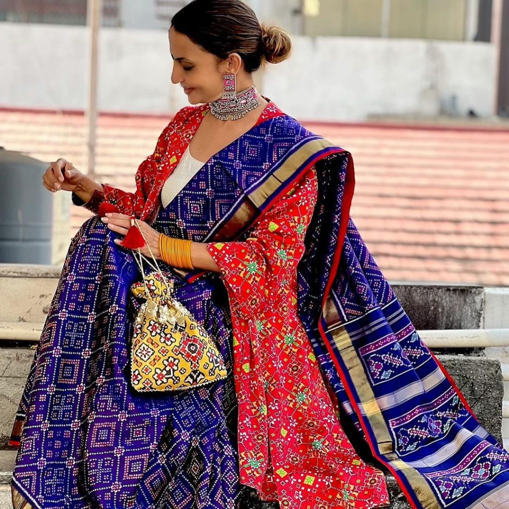 Wedding Outfit: जैकेट के साथ साड़ी को दें मॉडर्न ट्विस्ट, आप पर ठहर जाएंगी  सबकी नजरें - give modern twist to saree with jacket-mobile