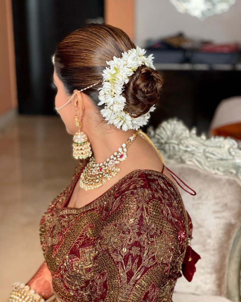 Chic Messy Updo With Side Flicks that every bride with a round face can  try! | Bridal hairstyle indian wedding, Hair style on saree, Long hair  wedding styles