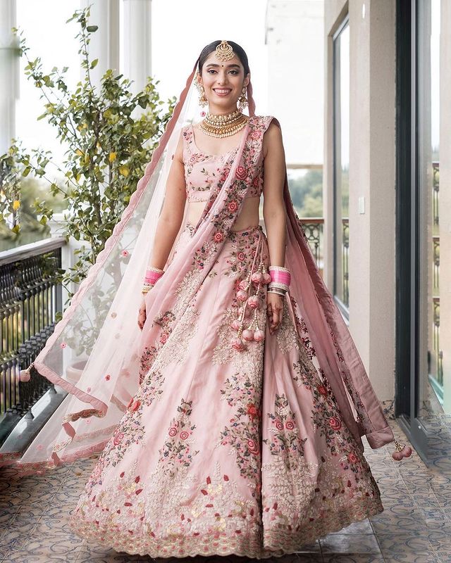 Pastel colours and sleek borders: Brides go for lightweight, comfortable  lehengas - Times of India