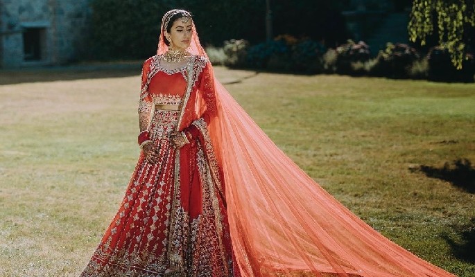 Sabyasachi & Manish Malhotra's Lehenga Dupes In Chandni Chowk😱| Designer  Marwar Bridal Lehenga Delhi - YouTube