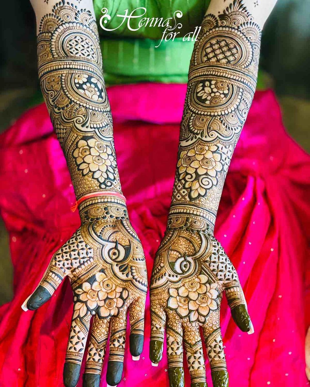 Portrait Mehndi Designs: The Best Ones We've Spotted On Real Brides! |  WedMeGood
