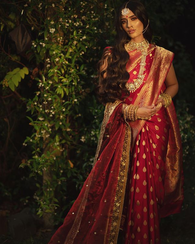 Banarasi Saree Red Banarasi Saree Indian Wedding Indian Bride Sari Red  Engagement Saree Make Up look india… | Indian wedding bride, Saree wedding,  Indian engagement